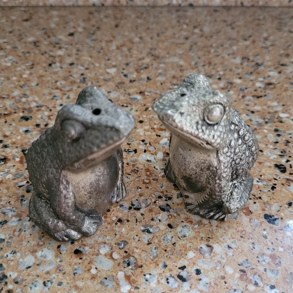 Salt and Pepper Frog Toad Shakers Vintage
